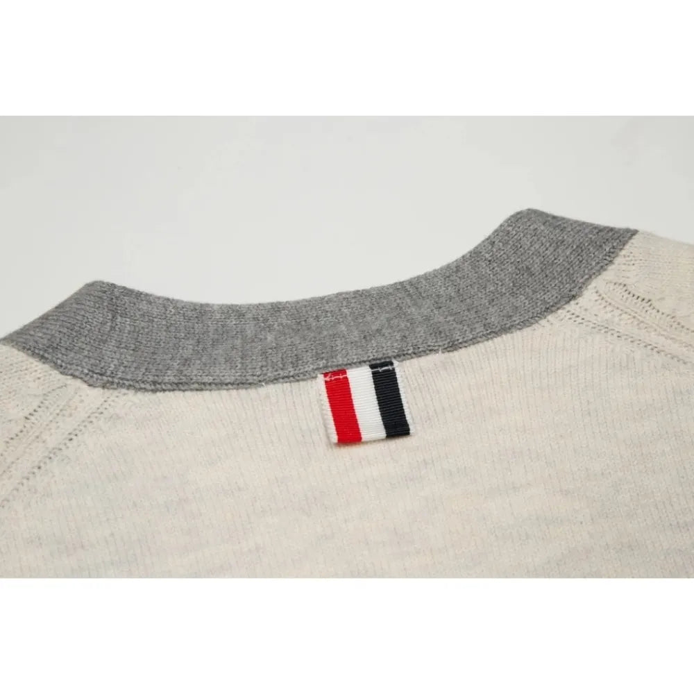 Cardigan V-Ausschnitt 4-Streifen Unisex aus Hochwertigem Woll-Mix in Cremeweiß-Grau